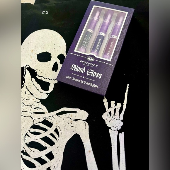 *new*MoodColorChanging Lip&CheekGloss - Picture 1 of 7